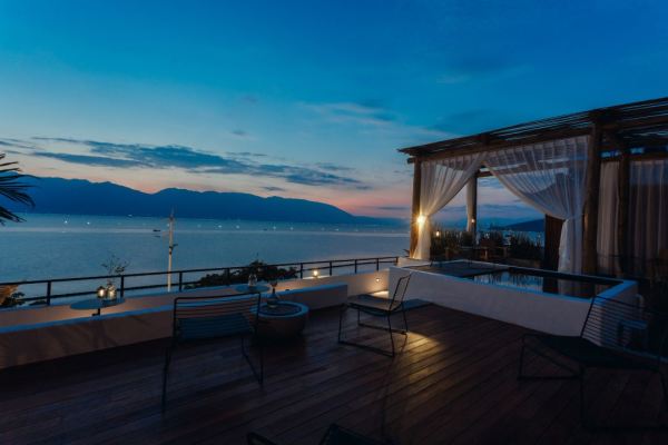 洱海旁的高颜值酒店,周末清明端午不加价!大理Garden Holiday Villa海景度假酒店 180°海景大床房1晚(含双早+下午茶等)
