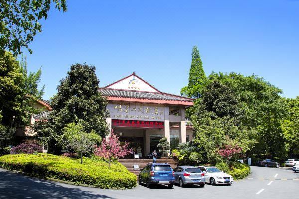 2大1小无限次畅泡真温泉!不加价!峨眉山大酒店经济标间1晚含双早