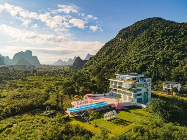 这景观无敌了，宛如住进山水画！广西良宿·奢网红旅拍酒店(阳朔十里画廊遇龙河店) 270度日出夕阳大床房2晚套餐（含双早+下午茶+西街接送+网红旅拍等）