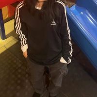 阿迪达斯 adidas三叶草 男女 经典三条杠运动宽松圆领长袖T恤IA4877春