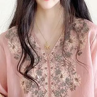 子牧棉麻2025春装 女文艺复古衬衫宽松V领套头绣花中袖娃娃衫上衣9590   (建议95-115斤)