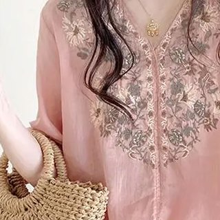 子牧棉麻2025春装 女文艺复古衬衫宽松V领套头绣花中袖娃娃衫上衣9590   (建议95-115斤)