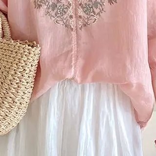 子牧棉麻2025春装 女文艺复古衬衫宽松V领套头绣花中袖娃娃衫上衣9590   (建议95-115斤)