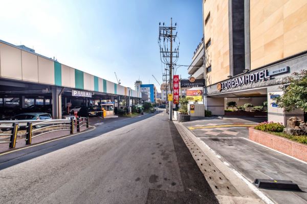 位置极好!近宝健路,周末/五一/暑假不加价!济州岛梦幻酒店(中文友好酒店) 豪华双床房1晚