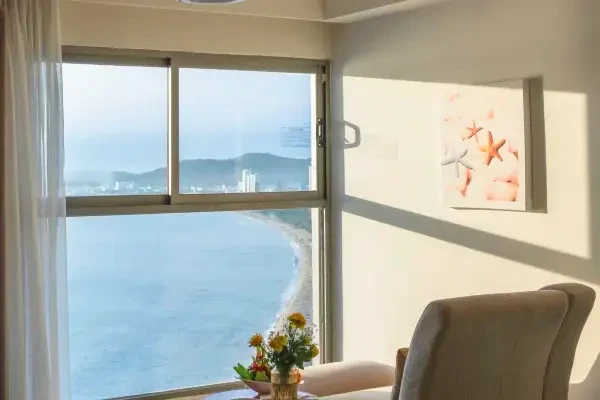 步行3分钟就是海滩,五一/国庆不加价!越南哈瓦那芽庄 海景豪华大床房1晚(含双早+20w越南盾餐饮券)