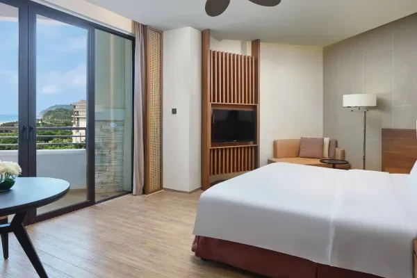 含2大2小自助餐,周末不加价!广东阳江海陵岛保利皇冠假日酒店 高级海景房1晚(含双早+正餐等)