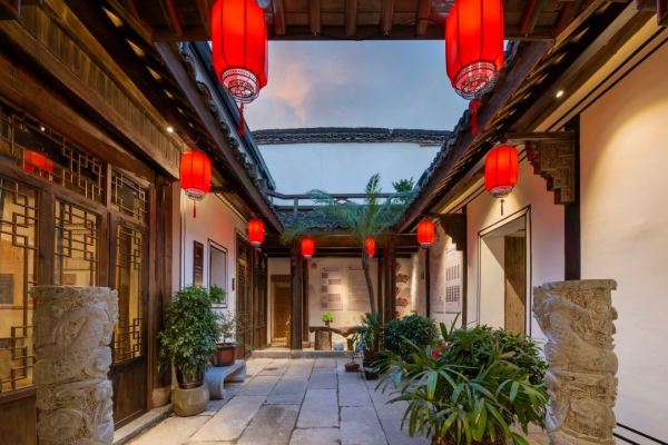 全程不加价,可用到年底!冷门古镇周边游!杭州富阳曼居酒店(杭州龙门古镇墨庄店) 曼享单人房1晚(含双早+景区大门票等)