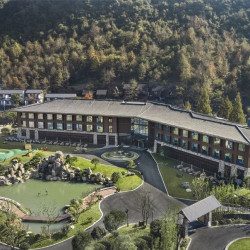 包邮区居民速来，日历房4折+周末不加价！浙江诸暨芳草地度假酒店 芳草地山景大床房2晚连住套餐（含双早+欢迎水果+手作体验）