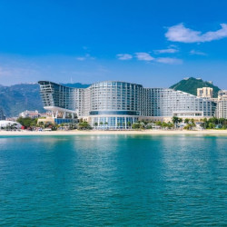 深圳海滨度假头牌！含双人自助晚餐，周五不加价！大梅沙京基湾洲际度假酒店 豪华房海景1晚（含双早+自助晚餐等）