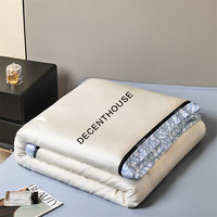 曼克顿A类孕婴水洗冰丝夏被四件套夏季科技凉感仿真丝空调被薄被子被芯 极光-奶昔白+极光蓝 【1.5x2.0m单夏被】凉感冰丝