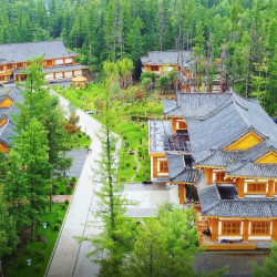 位于北坡，火山温泉是特色！长白山观岳民俗酒店 云阳阁2晚连住套餐（含双早+火山温泉+高铁接站等）