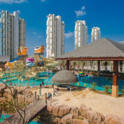 靠水乐园胜出的一家，门票价值300+！三亚湾红树林木棉/皇后棕酒店 指定房型2-3晚套餐（含水乐园入园券+其他礼遇）