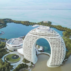 连吃带玩还有住，这里是南太湖地标！湖州太湖喜来登温泉度假酒店（月亮酒店） 温泉·超大空间温馨汇聚家庭房1晚套餐（含早+双人月亮温泉+美拍等）