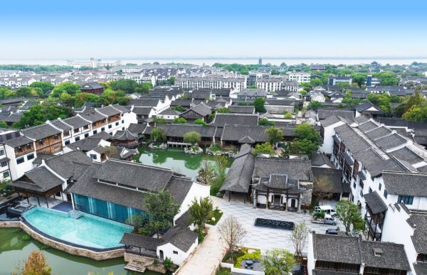 逛乾隆严选的观潮小众古城，住大隐于市的园林酒店！浙江盐官潮乐之城宣德门酒店 高级房1晚（含双早+下午茶+门票等）