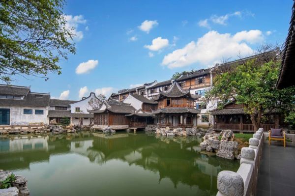 逛乾隆严选的观潮小众古城，住大隐于市的园林酒店！浙江盐官潮乐之城宣德门酒店 高级房1晚（含双早+下午茶+门票等）