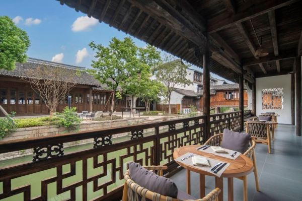 逛乾隆严选的观潮小众古城，住大隐于市的园林酒店！浙江盐官潮乐之城宣德门酒店 高级房1晚（含双早+下午茶+门票等）