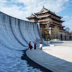 逛乾隆严选的观潮小众古城，住大隐于市的园林酒店！浙江盐官潮乐之城宣德门酒店 高级房1晚（含双早+下午茶+门票等）