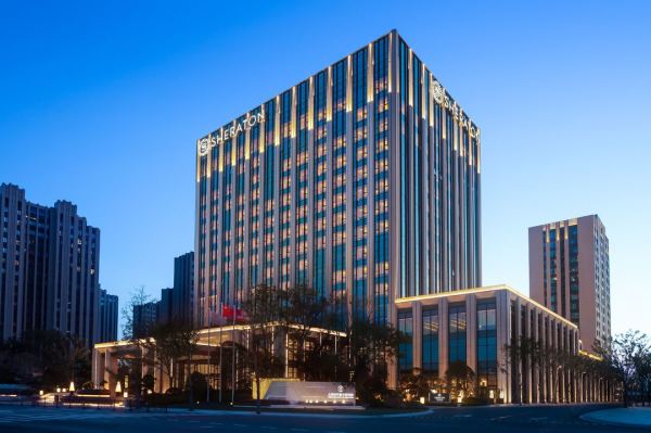含两顿正餐,五一/周末不加价!上海宝华喜来登酒店 豪华大/双床房1晚套餐(含2大1小早餐+采悦轩中式点心套餐)