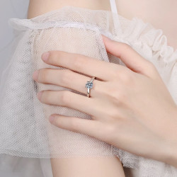 蒂瑞珂 莫桑钻一克拉戒指经典四爪925银求婚结婚订婚戒指女轻奢生日礼物 （配证书+灯光礼盒) 活口可调节