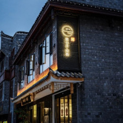 湖南凤凰古城周边，五一不加价！凤凰酒店指定房型1晚通兑（可选双早）