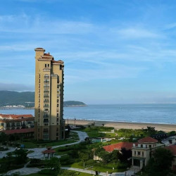 全程不加价的海边酒店！浙江嵊泗屿悦海景酒店（南长途沙滩店） 轻奢180度海景双床房1晚套餐（含双早+双人沙滩门票+码头接站等）
