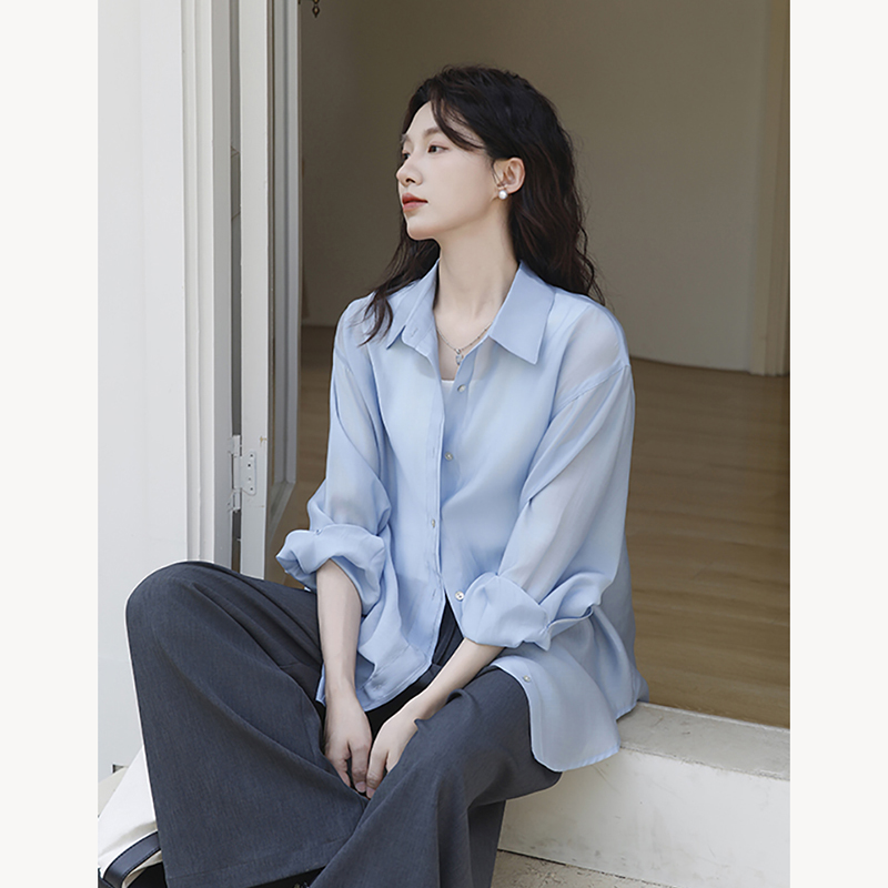 蓝色薄款天丝防晒衬衫女2025设计感后开叉长袖衬衣宽松上衣夏
