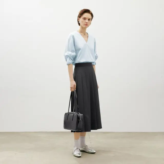 MM麦檬24年夏简约显瘦V领短袖蓝色上衣