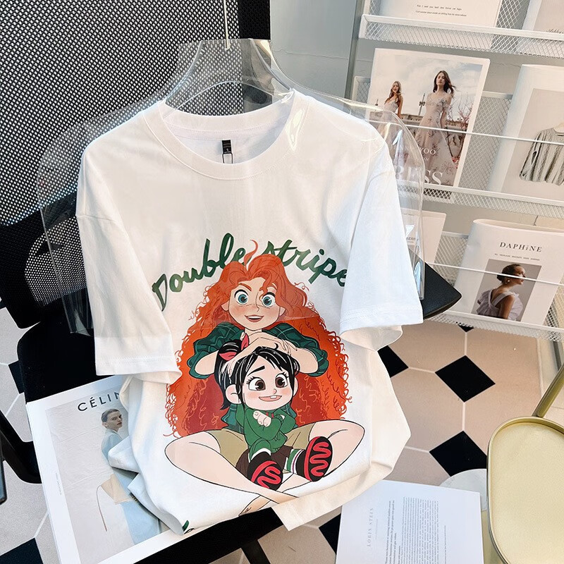 白色大波浪女孩