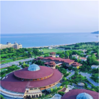 距离金石滩仅百米，夏日天然亲水浴场！大连金石滩鲁能温泉假日酒店 高级大床房2晚套餐（双早+温泉海疗体验）