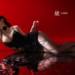 绫 天生丝滑绫lingerie「烈痕」50D性感纯欲内衣套装吊带蕾丝镂空包臀睡裙 Black黑色 M码 「155cm-168cm」