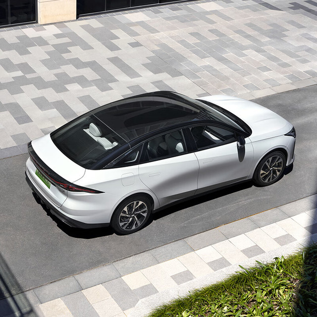 吉利银河 GeelyL6 2024款 1.5T 自动 龙腾版 60km PLUS 插电式混动 新能源汽车