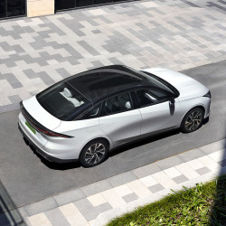 吉利银河 GeelyL6 2024款 1.5T 自动 龙腾版 60km PLUS 插电式混动 新能源汽车