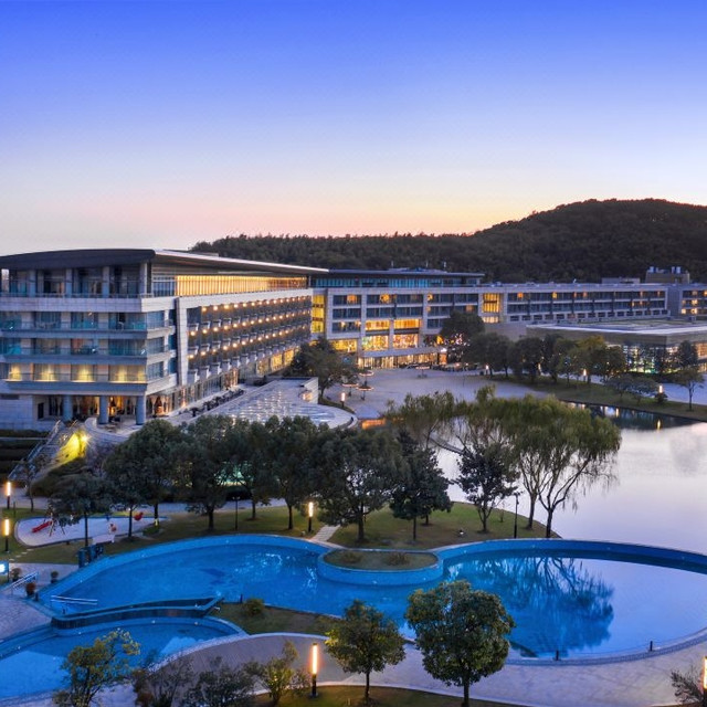 依山面湖亲子桃源，玩转700㎡松鼠王国！上海佘山茂御臻品之选酒店  高级大床房/双床房1晚套餐（含双早+蓝精灵乐园门票2张+松鼠王国亲子票+旅拍等）