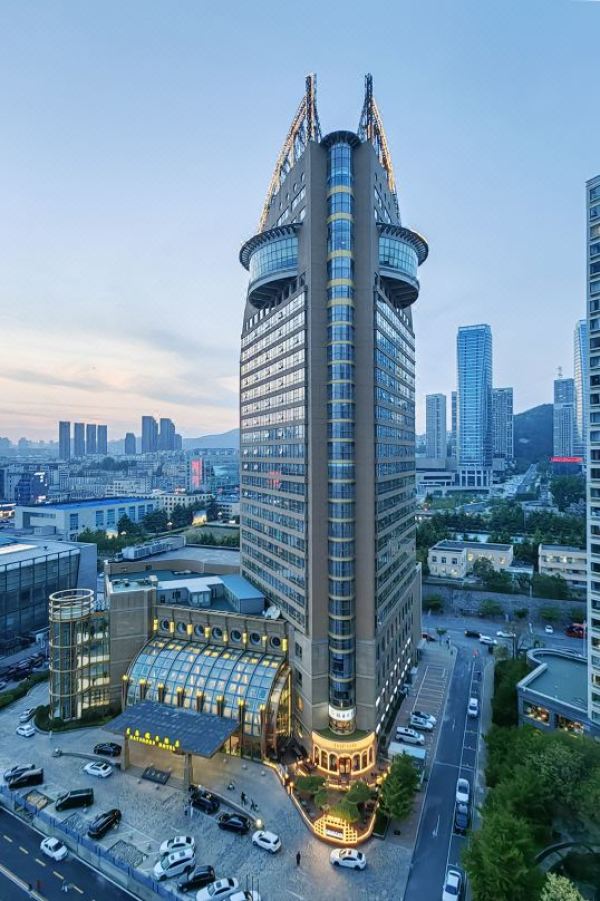 近星海广场 住80平超绝海景套房!大连星海假日酒店 家庭海景套房2晚连住套餐(含4份早餐+下午茶+接送机服务)