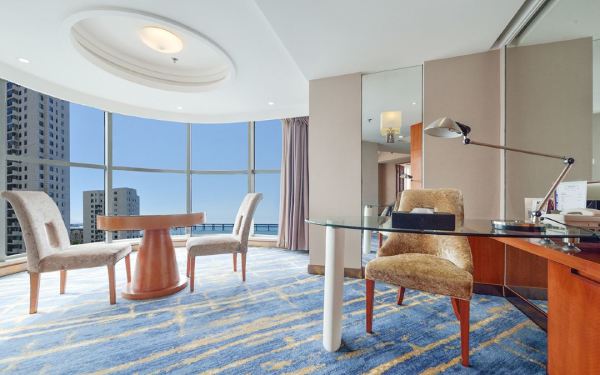 近星海广场 住80平超绝海景套房!大连星海假日酒店 家庭海景套房2晚连住套餐(含4份早餐+下午茶+接送机服务)