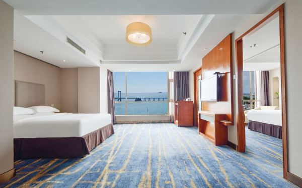 近星海广场 住80平超绝海景套房!大连星海假日酒店 家庭海景套房2晚连住套餐(含4份早餐+下午茶+接送机服务)