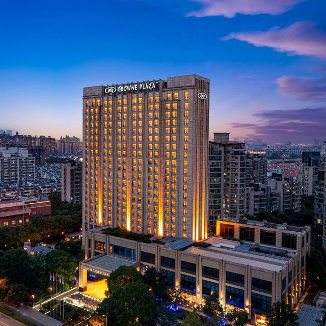 性价比巨高 不仅免费升级房型 还有行政礼遇！上海大华锦绣皇冠假日酒店 高级房2晚连住套餐