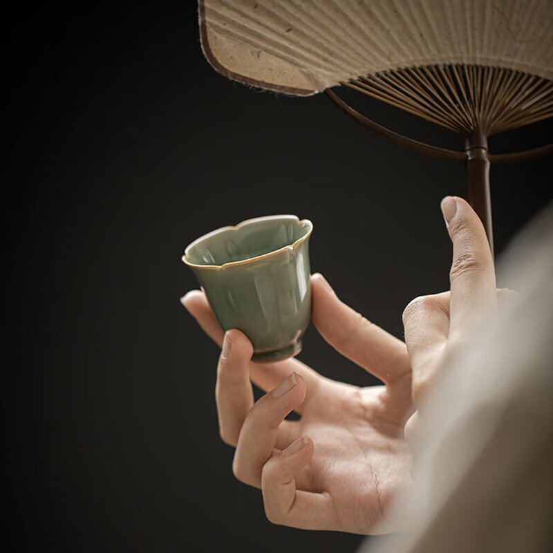 松风物鸣越窑龙泉青瓷艾草青悦心花口聚香杯 闻香杯茶具陶瓷品茗杯主人杯 越窑青瓷-念露花口品茗杯 40ml