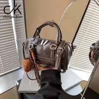 chongsukei 小ck感复古小包包女式2025新款季百搭斜挎包时尚手提波士顿包 咖色带挂件