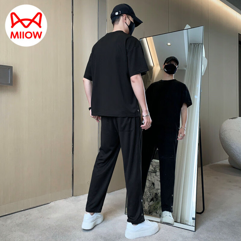 黑色