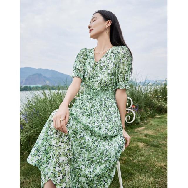 秋水伊人 莱赛尔垂感A型连衣裙V领碎花中长裙
