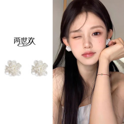 两世欢 山茶花朵耳夹女生无耳洞耳钉高级感气质白色花花方圆脸夸张耳饰女 山茶花朵耳夹