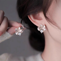 KRISTEN JUDI仙气甜美白色花朵耳环女银针闪耳钉花瓣耳饰度假风无耳洞耳夹礼物 耳针款-女友老婆闺蜜生日礼盒 金色纪念日礼盒包装