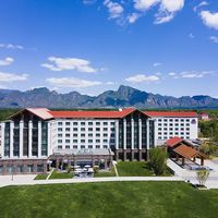 北京金隅八达岭皇冠假日酒店1晚+彩虹滑道+小火车+垂钓体验+双人八达岭夜长城+餐饮代金券200元1张