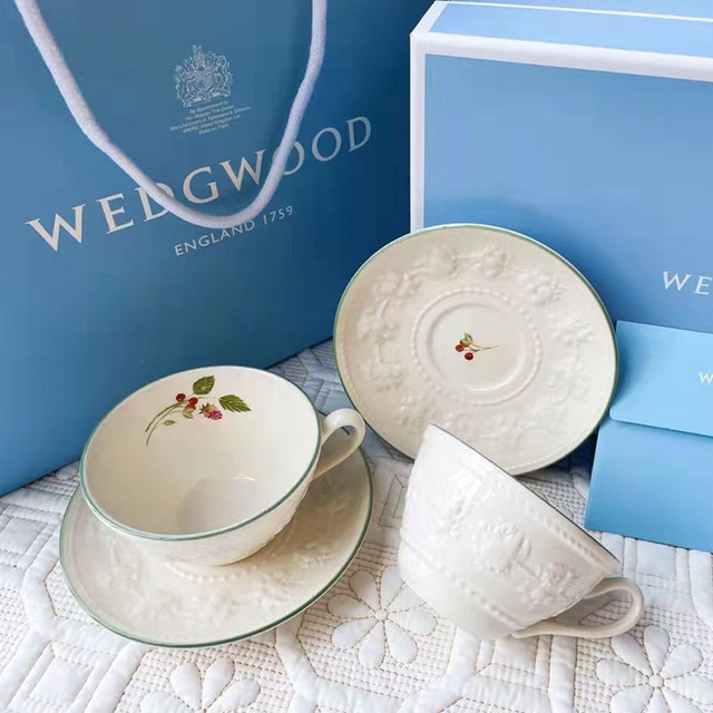 WEDGWOOD 威基伍德 欢愉假日树莓陶瓷咖啡杯碟套装 礼盒装