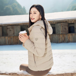 坦博尔 羽绒服女连帽轻薄短款修身轻便冬季外套TBF310218D 椰奶咖 S (160)