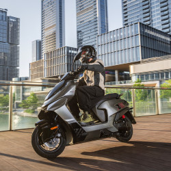 极核 ZEEHO AE4 SE 电动摩托车 72V23AH