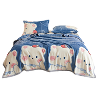 洁丽雅（Grace）法兰绒毛毯秋冬加厚午休毯空调毯保暖盖毯 草莓熊 150cm*200cm A类毛毯