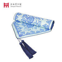 上海博物馆 Shanghai Museum 上海博物馆 青花缠枝纹图案桌旗 礼盒装 高雅传统中国风