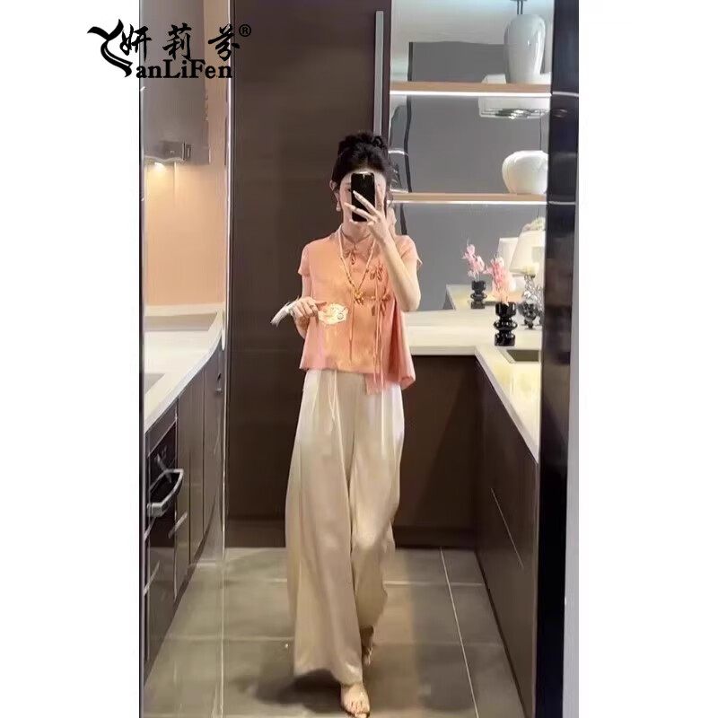 粉色无袖上衣+杏色阔腿裤